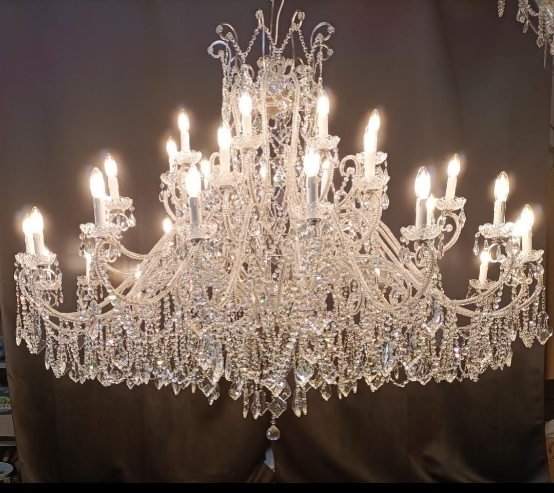 Grand lustre artisanal en cristal 36 lumières Grand lustre artisanal en cristal – 36 lumières