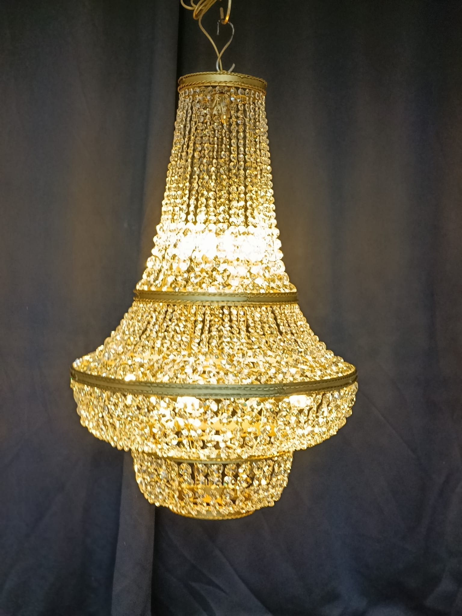 Lustre Empire Classique – Couronnes et Pampilles en Cristal Lustre Empire Classique – Couronnes et Pampilles en Cristal