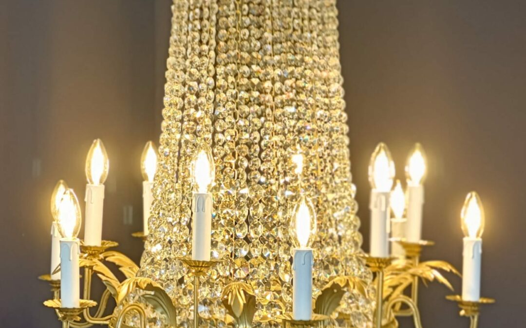 Lustre Empire Montgolfière à Deux Niveaux de Bras – Grandeur Architecturale