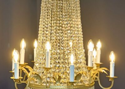 Lustre Empire Montgolfière à Deux Niveaux de Bras – Grandeur Architecturale