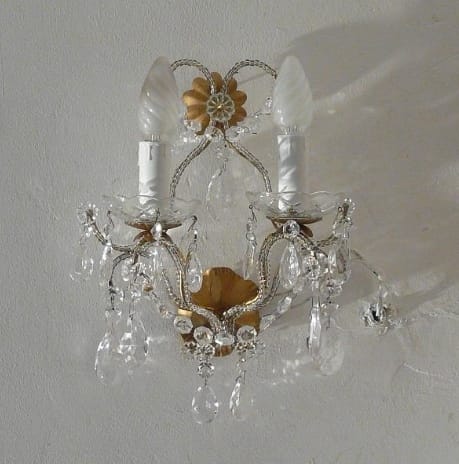 Paire d'appliques murales baroques à 2 bras de lumière Fer forgé, cristal taillé & perles de Murano Paire d'appliques murales baroques à 2 bras de lumière – Fer forgé, cristal taillé & perles de Murano
