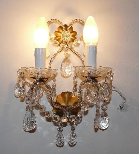 Paire d'appliques murales baroques à 2 bras de lumière – Fer forgé, cristal taillé perles de Murano Paire d'appliques murales baroques à 2 bras de lumière – Fer forgé, cristal taillé & perles de Murano