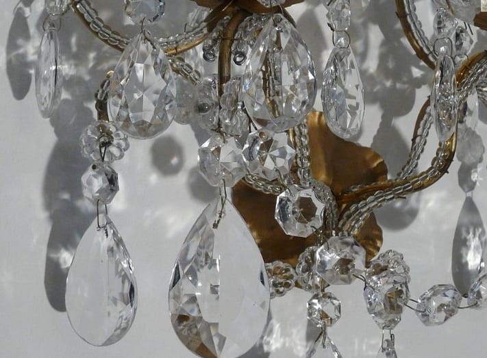 Paire d'appliques murales baroques à 2 bras de lumière – Fer forgé, Paire d'appliques murales baroques à 2 bras de lumière – Fer forgé, cristal taillé & perles de Murano