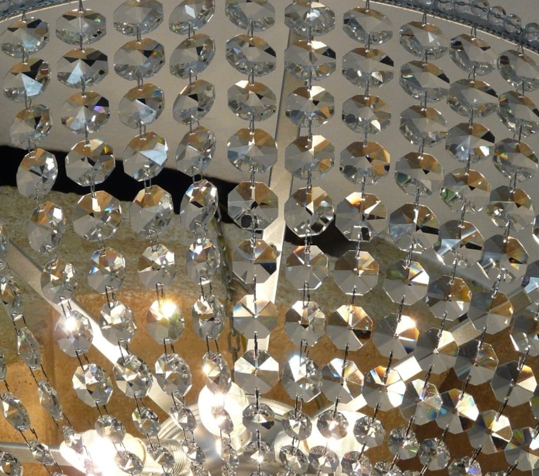 Plafonnier artisanal à pampilles de cristal detail Plafonnier artisanal à pampilles de cristal