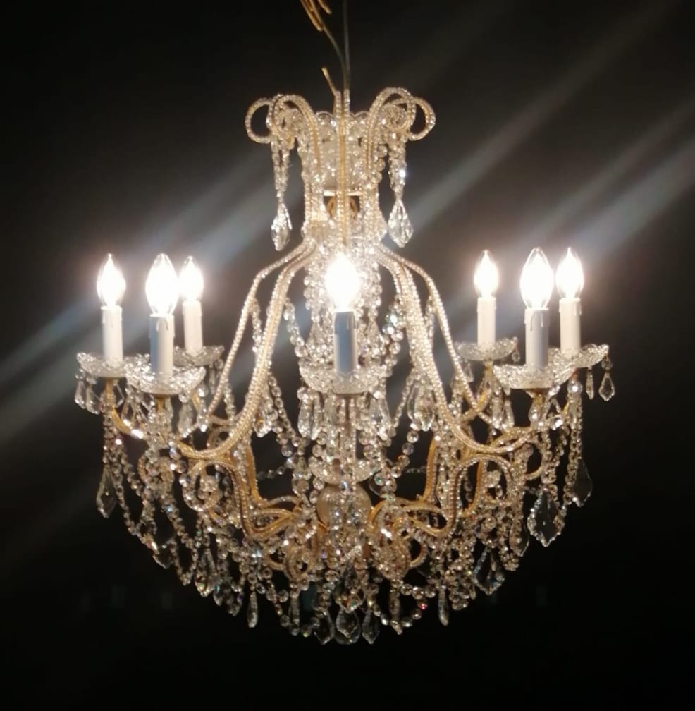 lustre artisanal façonnée à la main lustre artisanal associe la noblesse du fer forgé patiné à l’éclat raffiné du cristal. Sa structure, façonnée à la main