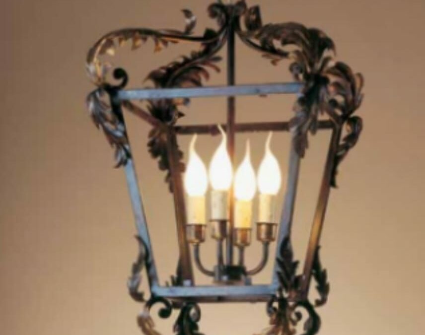 Lanterne traditionnelle florentine en fer forgé patiné