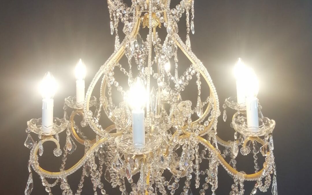 Lustre baroque artisanal en fer forgé patiné or