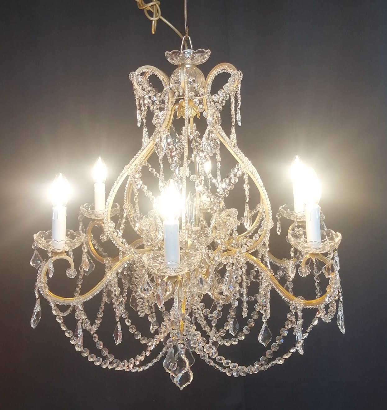 Lustre baroque artisanal en fer forgé patiné or