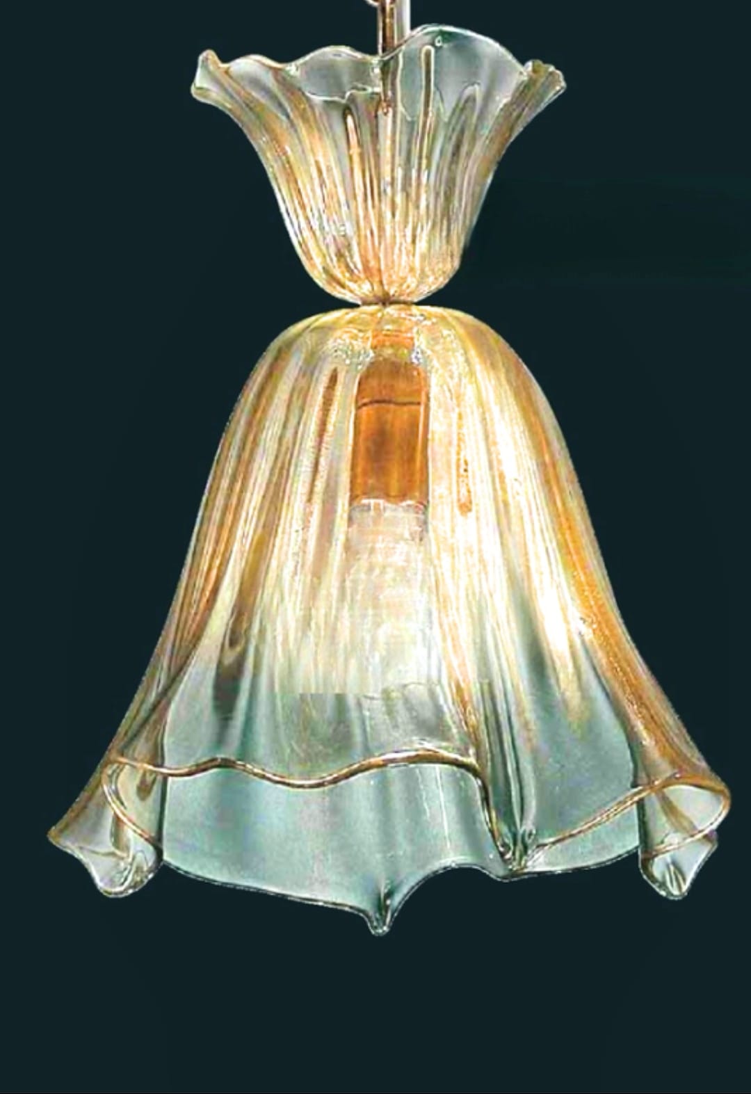 Lustre de Murano en verre soufflé Lustre artisanal de Murano en verre soufflé<br />