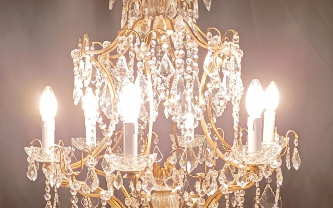 Lustre florentin artisanal en fer forgé patiné or.