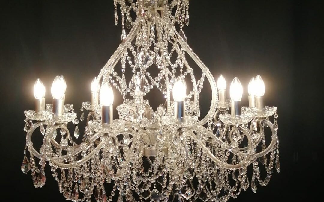 Lustre à pampilles de cristal