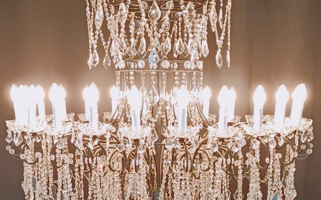 Lustre monumental artisanal à 24 bras de lumière