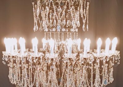 Lustre monumental artisanal à 24 bras de lumière