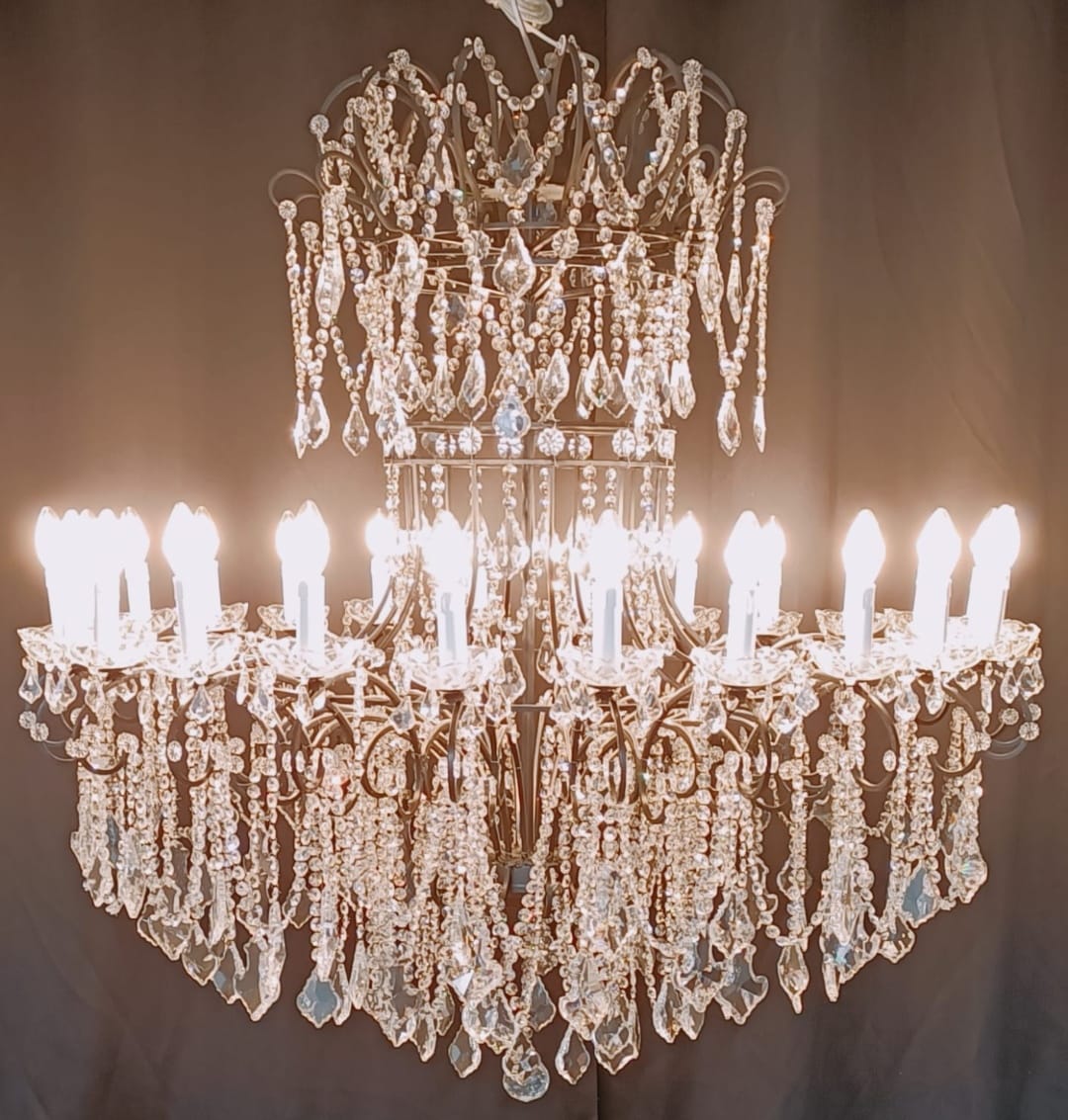 monumental lustre artisanal à 24 bras de lumière monumental lustre artisanal à 24 bras de lumière