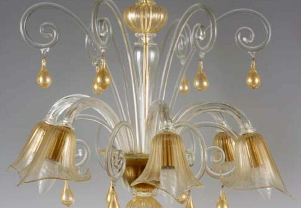 Lustre réalisé en verre soufflé artisanalement à Murano